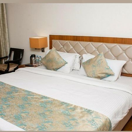 Hotel Meadows Варанаси Екстериор снимка