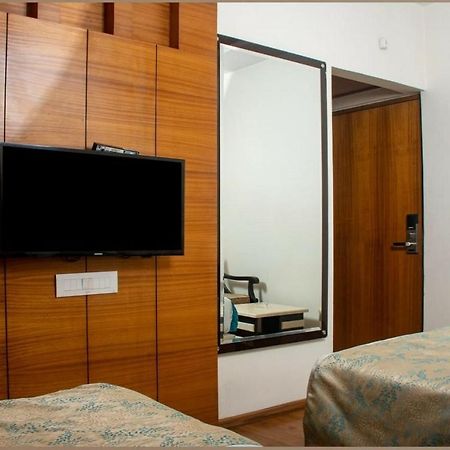 Hotel Meadows Варанаси Екстериор снимка