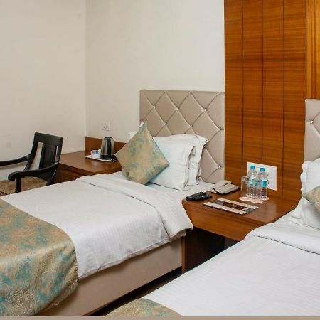 Hotel Meadows Варанаси Екстериор снимка