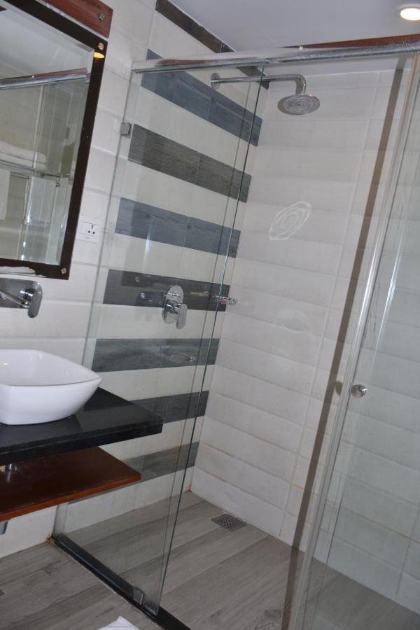 Hotel Meadows Варанаси Екстериор снимка
