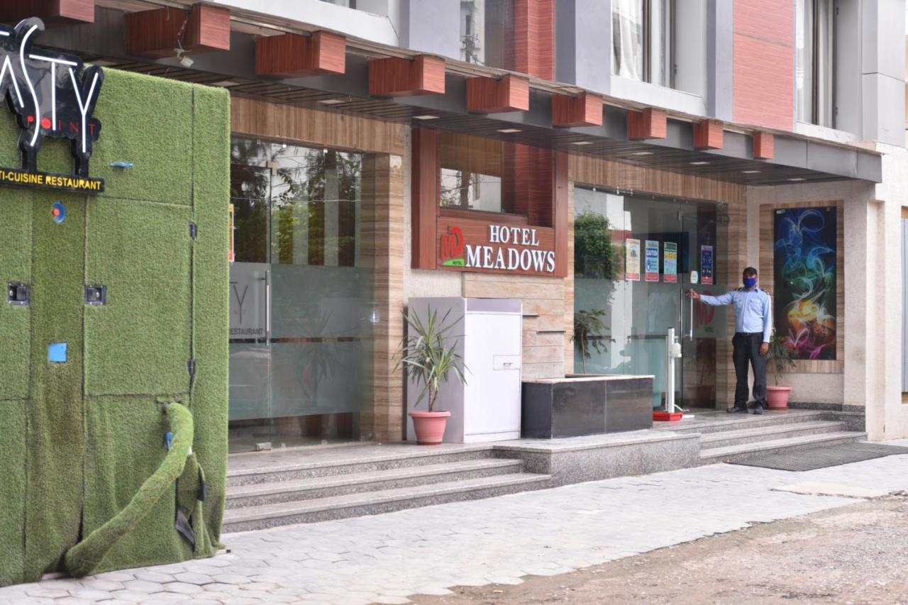 Hotel Meadows Варанаси Екстериор снимка