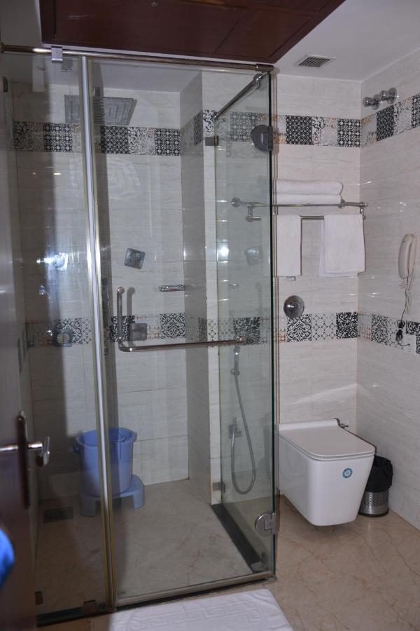 Hotel Meadows Варанаси Екстериор снимка