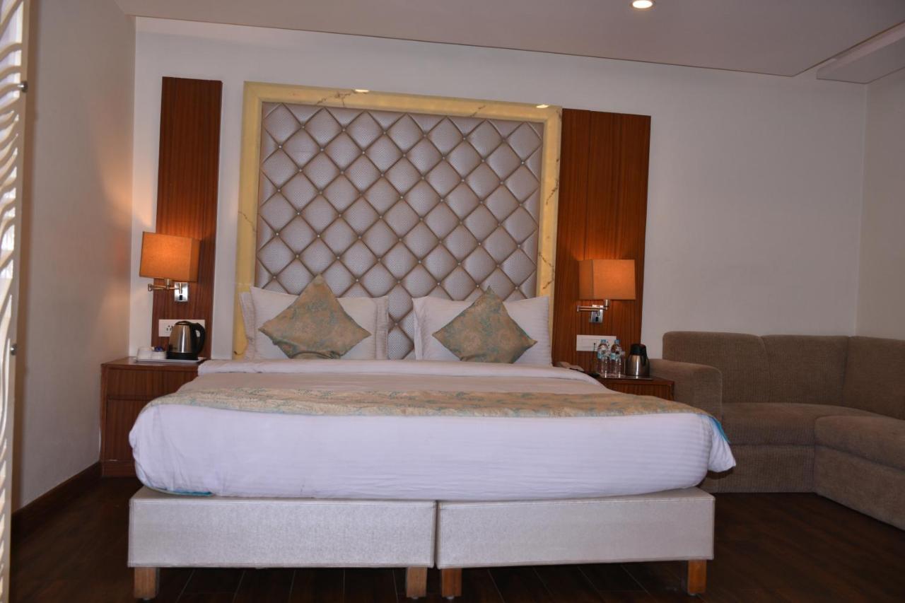 Hotel Meadows Варанаси Екстериор снимка