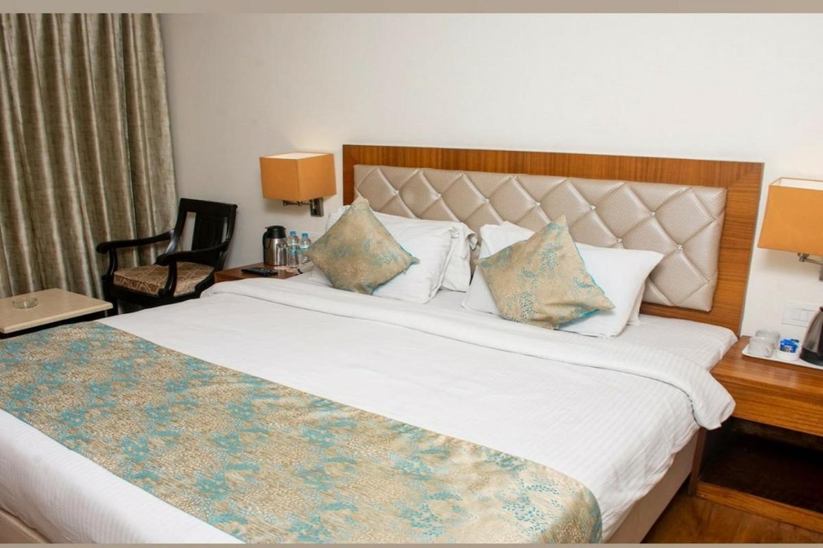 Hotel Meadows Варанаси Екстериор снимка