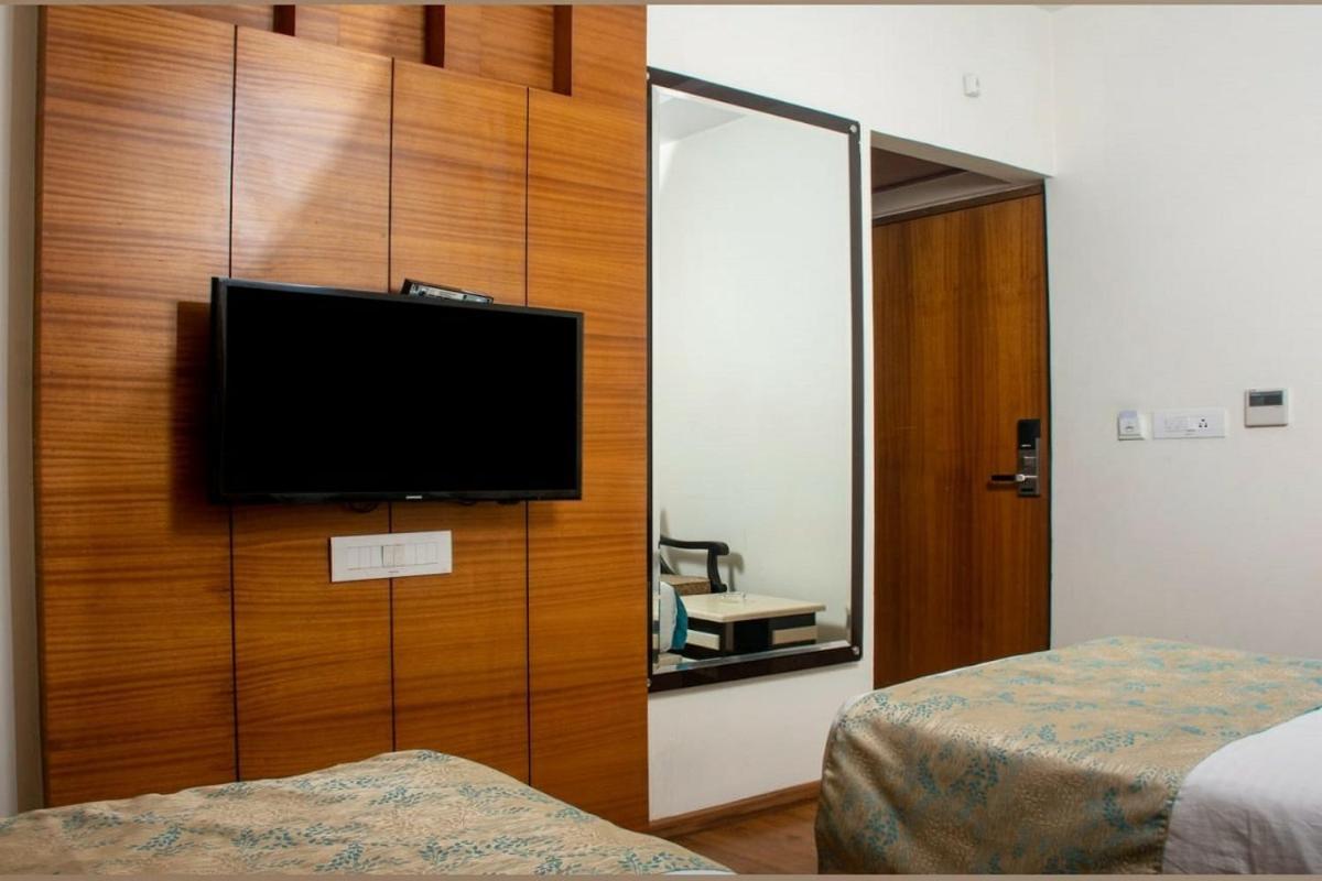 Hotel Meadows Варанаси Екстериор снимка