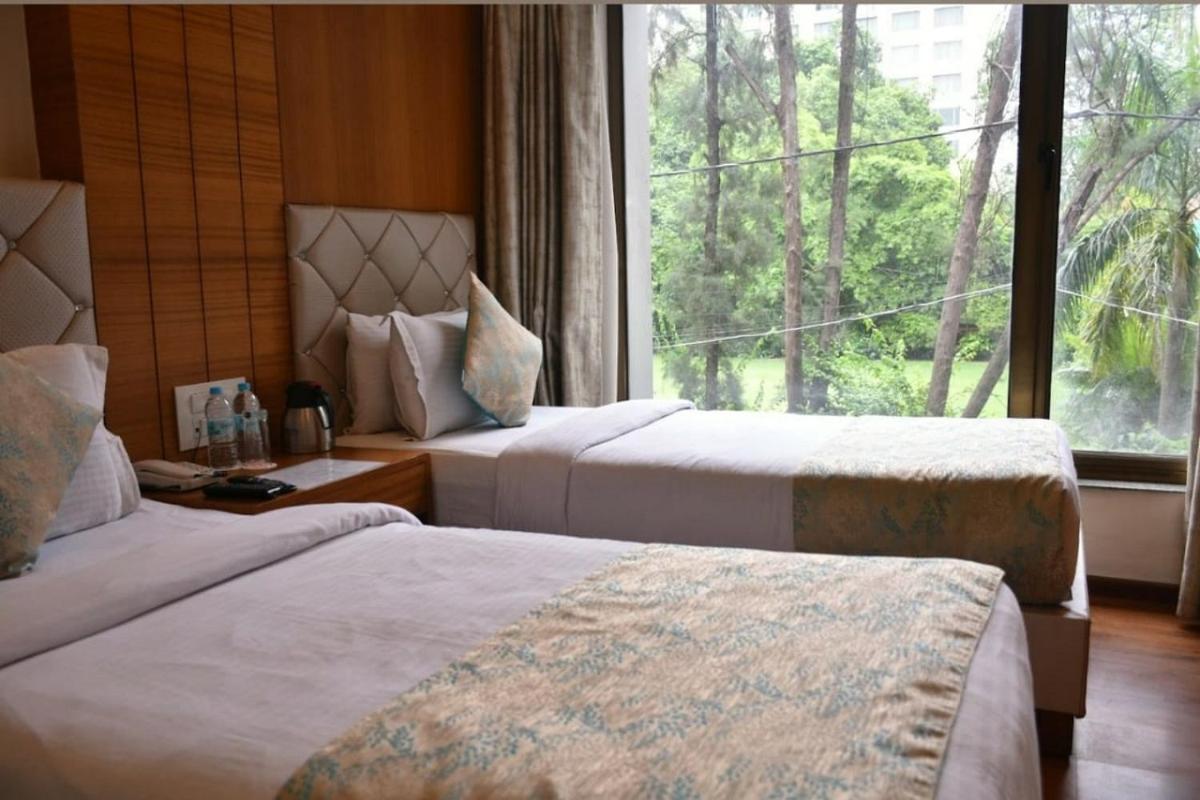 Hotel Meadows Варанаси Екстериор снимка