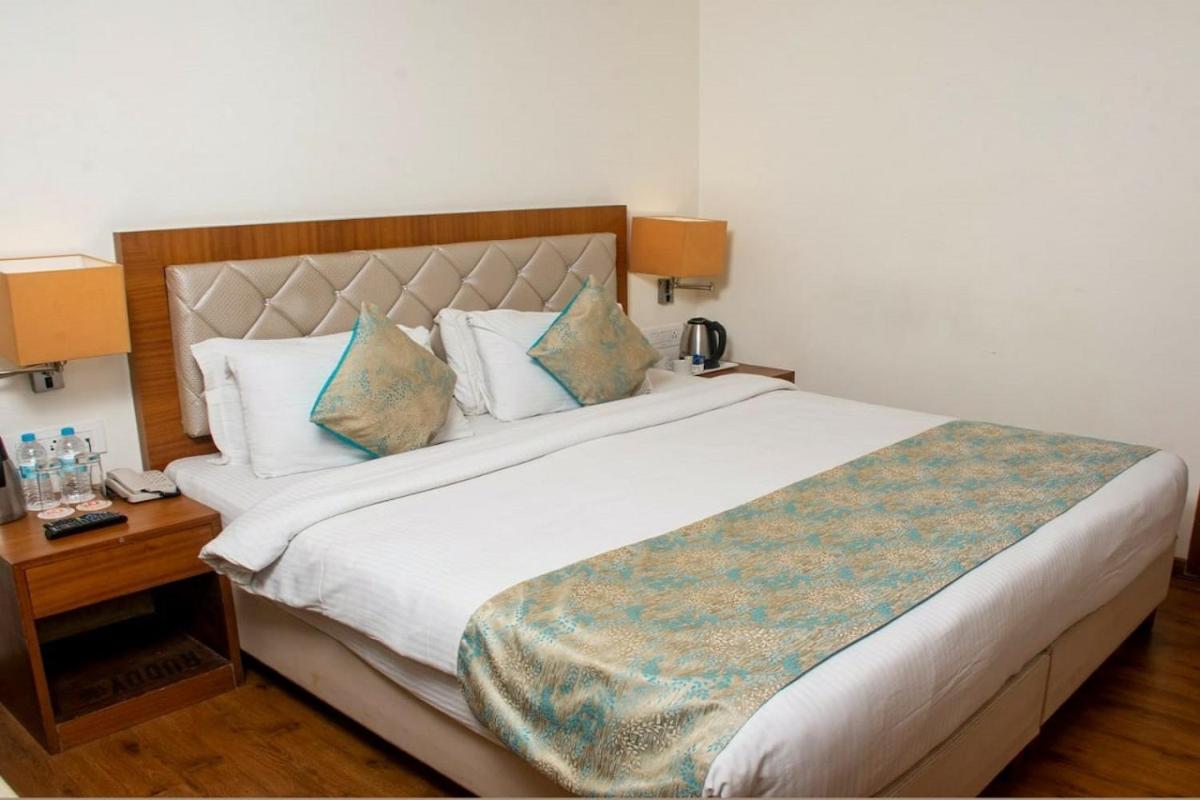 Hotel Meadows Варанаси Екстериор снимка