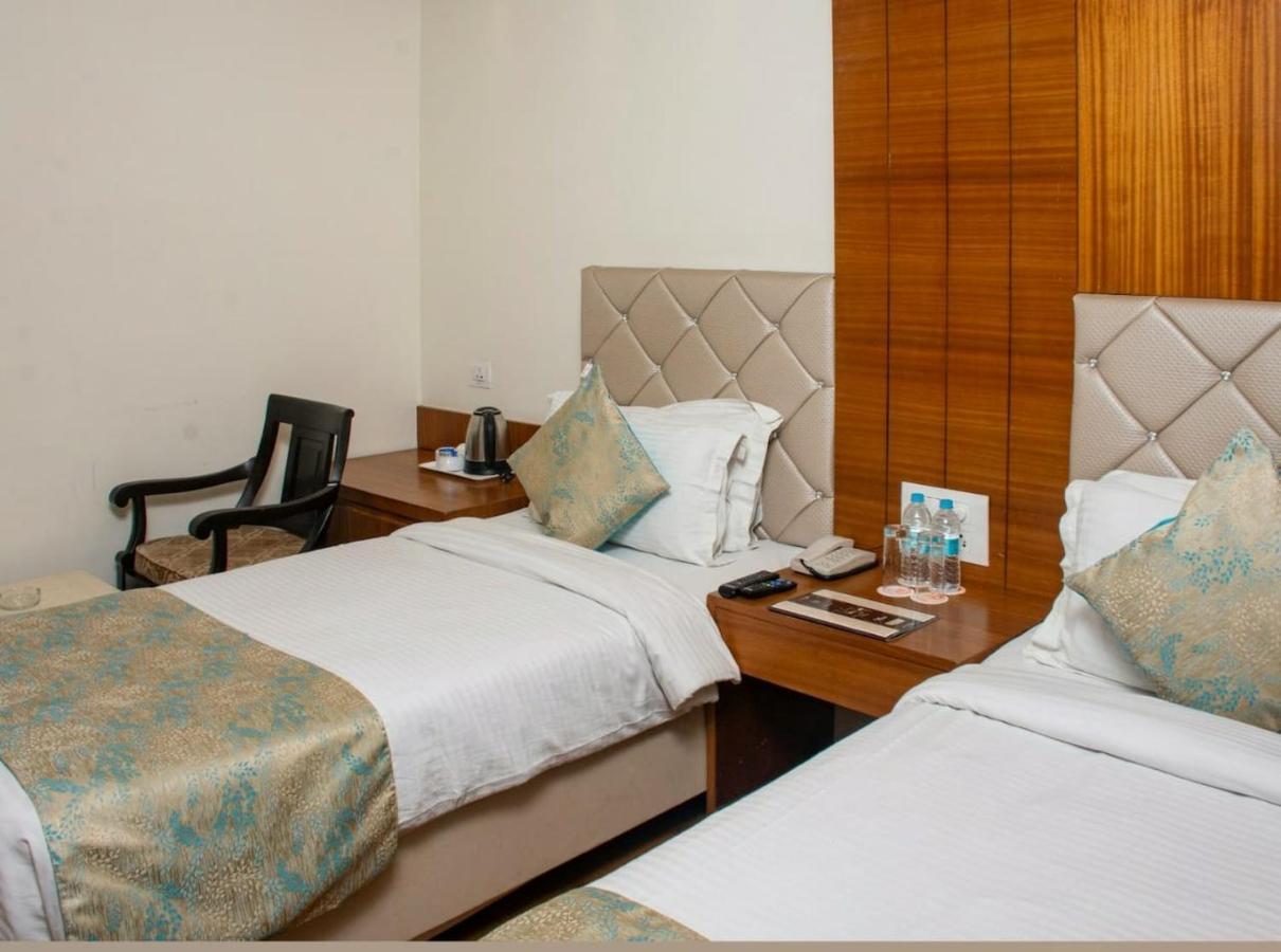 Hotel Meadows Варанаси Екстериор снимка