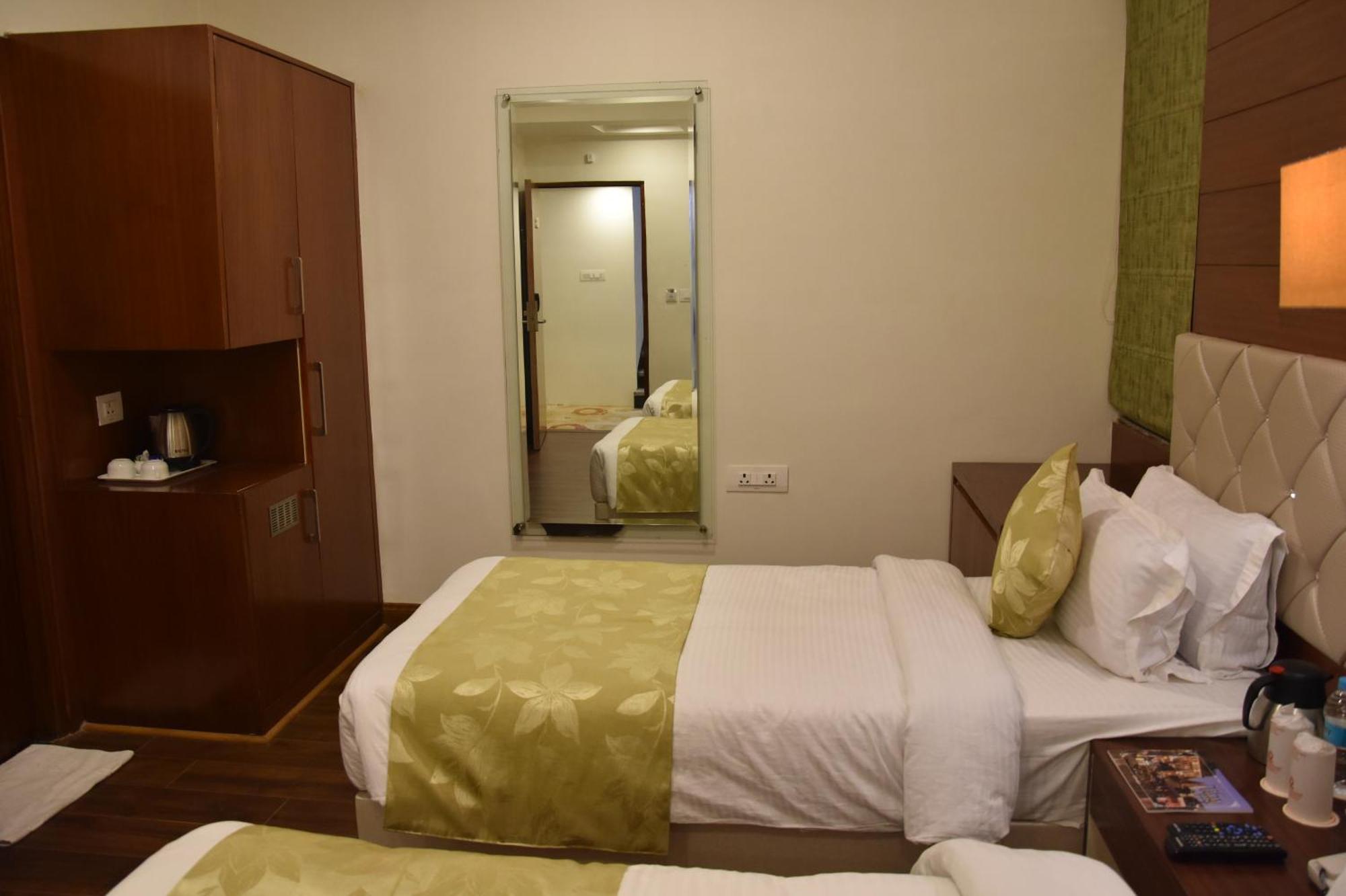 Hotel Meadows Варанаси Екстериор снимка