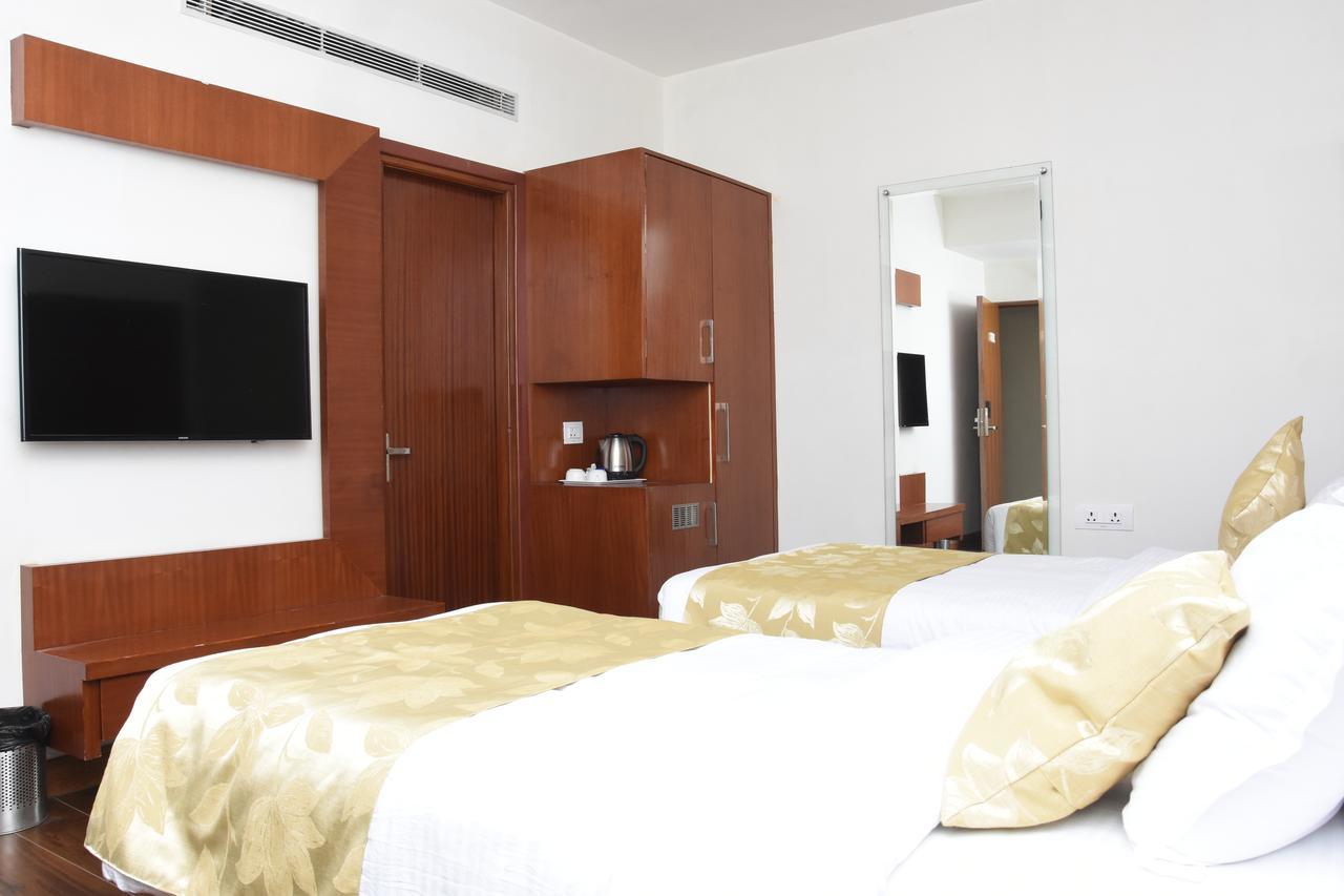 Hotel Meadows Варанаси Екстериор снимка