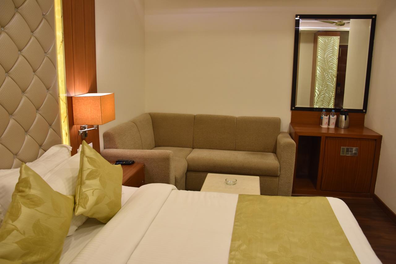 Hotel Meadows Варанаси Екстериор снимка