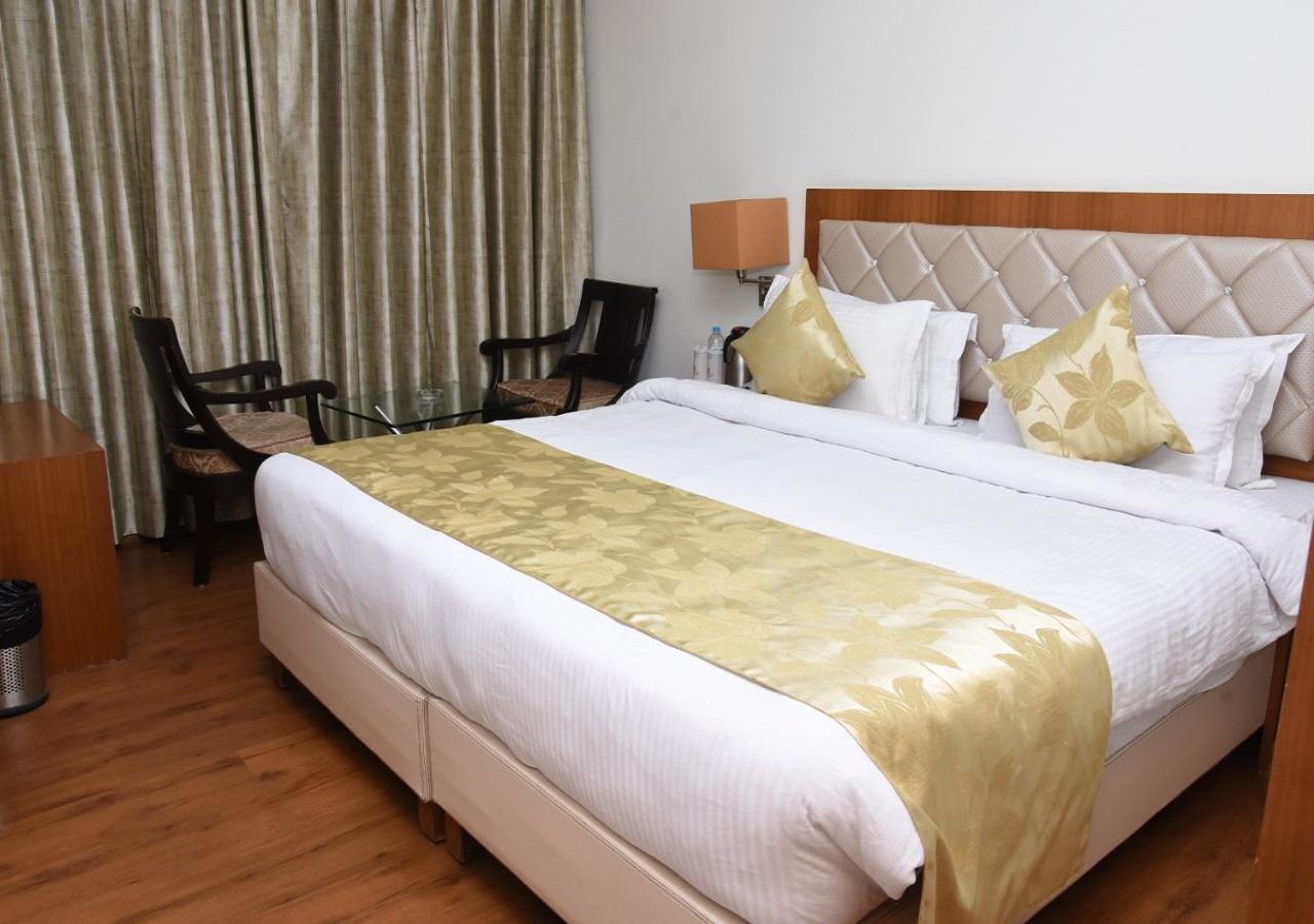 Hotel Meadows Варанаси Екстериор снимка